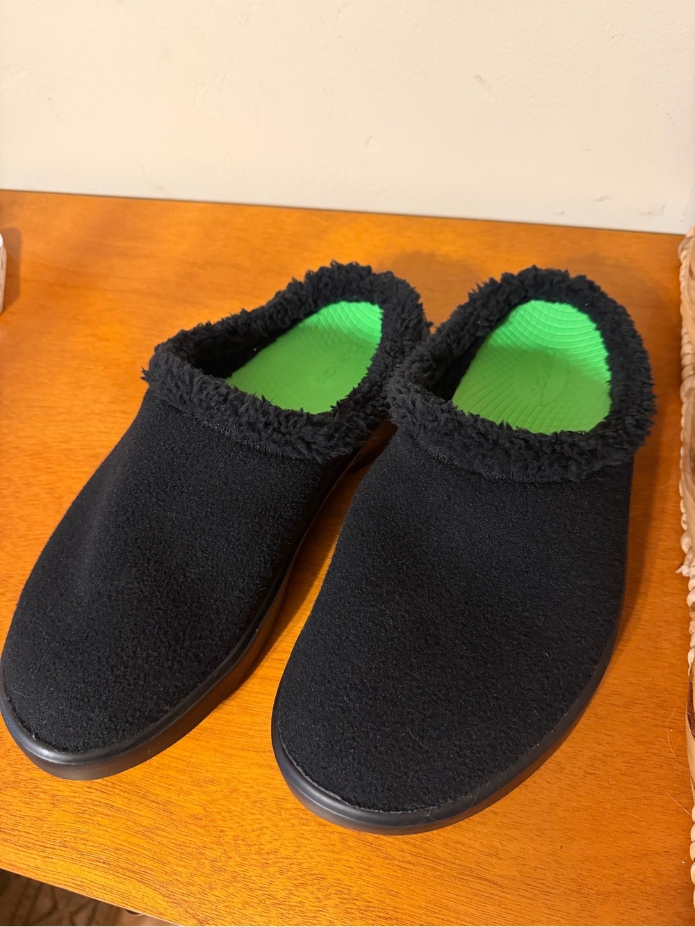 OOcoozie Mule -Black Fleece-Lined Slip-On Shoes with Green Insole